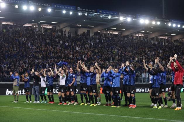 Bergamo, Italy, 9th May 2024. Atalanta BC players celebrate in front of their fans following the final whistle of the UEFA Europa League match at Gewiss Stadium, Bergamo. Picture credit should read: Jonathan Moscrop Sportimage EDITORIAL USE ONLY. No use with unauthorised audio, video, data, fixture lists, club league logos or live services. Online in-match use limited to 120 images, no video emulation. No use in betting, games or single club league player publications. SPI-3122-0032