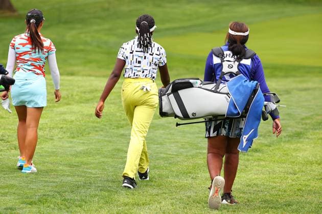 CLIFTON, NJ - MAY 09: Fifteen-year-old amateur golfer Ashley Shaw walks down the fairway with her Mom Sylvia her Caddy as she makes makes her LPGA, Golf Damen Tour debut at the 10th Tee of the LPGA Cognizant Founders Cup on May 9, 2024 at Upper Montclair Country Club in Clifton, New Jersey. (Photo by Rich Graessle Icon Sportswire) GOLF: MAY 09 LPGA Cognizant Founders Cup EDITORIAL USE ONLY Icon2405094256