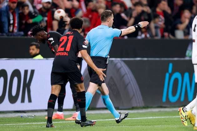 MAKKELIE Danny Referee NED VAR decides on penalty kick Video evidence UEFA Europa League season 2023 2024 semi-final second leg match Bayer 04 Leverkusen AS Roma 2 2 on 09 05 2024 in Leverkusen DFL REGULATIONS PROHIBIT ANY USE OF PHOTOGRAPHS as IMAGE SEQUENCES and or QUASI VIDEO Copyright: xLacixPerenyix