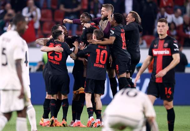FRIMPONG Jeremie Team Bayer 04 Leverkusen at the final cheer with WIRTZ Florian, PALACIOS and ANDRICH Robert UEFA Europa League season 2023 2024 semi-final second leg match Bayer 04 Leverkusen AS Roma 2 2 on 09 05 2024 in Leverkusen DFL REGULATIONS PROHIBIT ANY USE OF PHOTOGRAPHS as IMAGE SEQUENCES and or QUASI VIDEO Copyright: xLacixPerenyix
