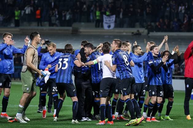 BERGAMO, ITALY - MAY 09: Atalanta players celebrate at the end of the Europa League football match between Atalanta and Marseille on May 09, 2024, at the Gewiss Stadium in Bergamo, Italy. (Photo by Stefano Nicoli Speed Media Icon Sportswire) SOCCER: MAY 09 Europa League - Atalanta v Marseille EDITORIAL USE ONLY Icon2405090075
