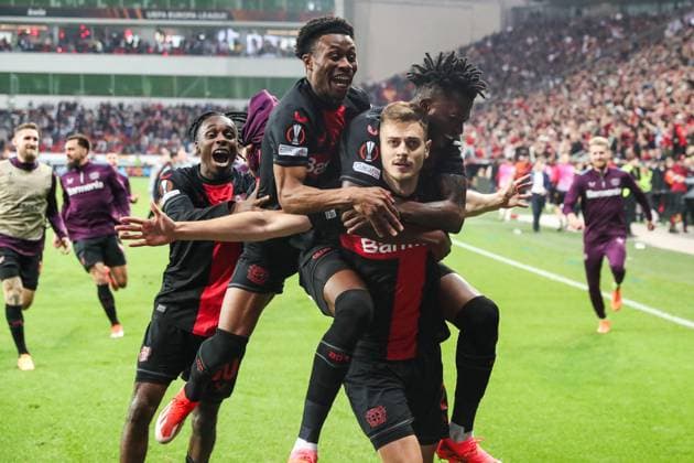 Europa League Bayer 04 Leverkusen AS Rome on 09 05 2024 at the BayArena in Leverkusen Cheering, goal celebration, goal scorer, goal scorer Josip Stanisic Leverkusen 2 celebrates with the team after his goal to make it 2 - 2 MH