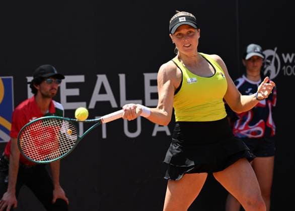 (240510) -- ROME, May 10, 2024 -- Shelby Rogers of the United States hits a return during the women s singles round of 64 match against Zheng Qinwen of China at the WTA, Tennis Damen Italian Open in Rome, Italy, May 9, 2024. (Photo by Xinhua) (SP)ITALY-ROME-TENNIS-WTA-ROME OPEN AlbertoxLingria 