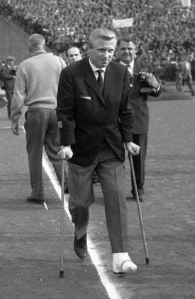 Archivbilder der Woche Sport KW19 Europapokal der Landesmeister, 1960 1961, Halbfinale Hamburger SV - FC Barcelona, Barca 2:1 26.04.1961 Dieter Seeler mit gebrochenem Fuß auf Krücken *** European Champion Clubs Cup, 1960 1961, semi-final Hamburger SV FC Barcelona 2 1 26 04 1961 Dieter Seeler on crutches with a broken foot HM