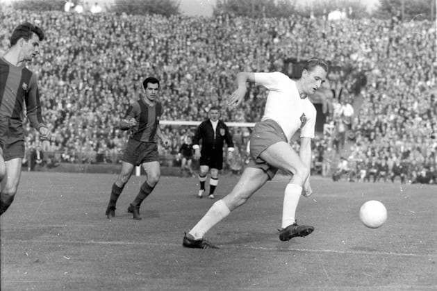 Archivbilder der Woche Sport KW19 Europapokal der Landesmeister, 1960 1961, Halbfinale Hamburger SV - FC Barcelona, Barca 2:1 26.04.1961 Peter Wulf (HSV) am Ball links 2 Barca - Spieler. Hinten Schiedsrichter Gérard Versyp (Belgien) *** European Champion Clubs Cup, 1960 1961, semi-final Hamburger SV FC Barcelona 2 1 26 04 1961 Peter Wulf HSV on the ball left 2 Barca players behind Referee Gérard Versyp Belgium HM
