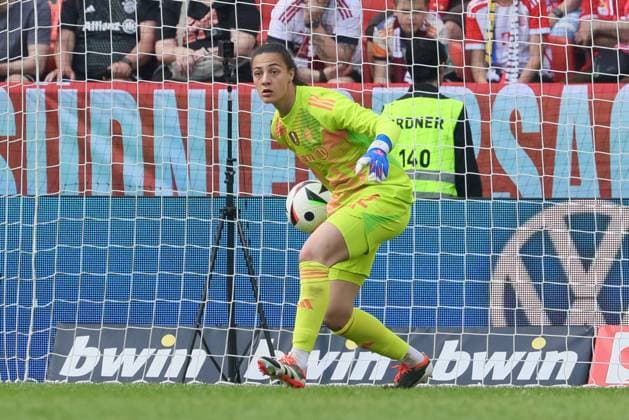 from left Maria Luisa Grohs Mala, goalkeeper, FC Bayern Munich, 22 on the ball, cropped image, single image, full body, action, action, game scene, THE DFB REGULATIONS PROHIBIT ANY USE OF PHOTOGRAPHS AS IMAGE SEQUENCES AND OR QUASI VIDEO , 09 05 2024, Cologne Germany , Football, DFB Cup Final Women, FC Bayern Munich VfL Wolfsburg xobx