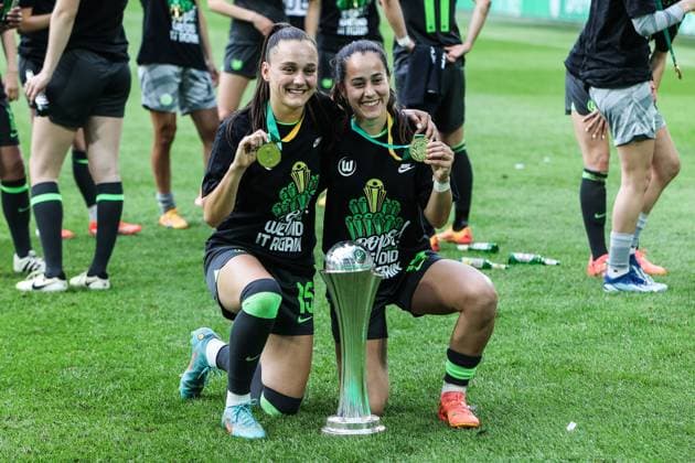 Sport, Football, DFB Cup Women Season 2023 24 Final FC Bayern Munich VfL Wolfsburg 09 05 2024, RheinEnergieSTADION Diana Nemeth VfL Wolfsburg, 15 Kristin Demann VfL Wolfsburg, 17 Cologne RheinEnergieSTADION North Rhine-Westphalia Germany