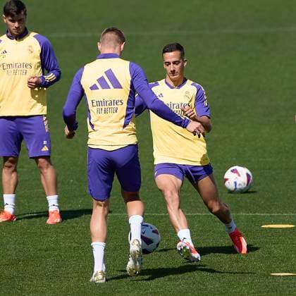 Real Madrid CF training session and press conference, PK, Pressekonferenz in Spain - 10 May 2024 Toni Kroos (L) and Lucas Vazquez (R) of Real Madrid CF warm up during the training session on the eve of the 2023 2024 La Liga EA Sports week 35 football match between Granada CF and Real Madrid CF at Real Madrid CF training ground. Madrid Spain Copyright: xFedericoxTitonex xSOPAxImagesx FTITONE_0006