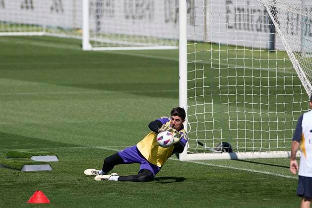 Real Madrid CF training session and press conference, PK, Pressekonferenz in Spain - 10 May 2024 Thibaut Courtois of Real Madrid CF warms up during the training session on the eve of the 2023 2024 La Liga EA Sports week 35 football match between Granada CF and Real Madrid CF at Real Madrid CF training ground. Madrid Spain Copyright: xFedericoxTitonex xSOPAxImagesx FTITONE_0015