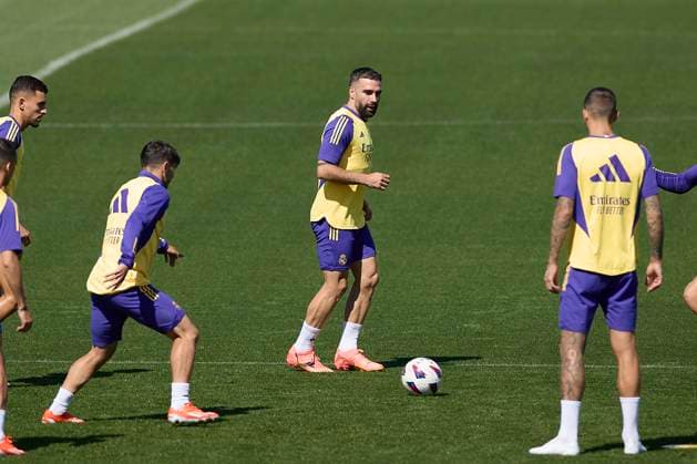 Real Madrid CF training session and press conference, PK, Pressekonferenz in Spain - 10 May 2024 Daniel Carvajal of Real Madrid CF warms up with teammates during the training session on the eve of the 2023 2024 La Liga EA Sports week 35 football match between Granada CF and Real Madrid CF at Real Madrid CF training ground. Madrid Spain Copyright: xFedericoxTitonex xSOPAxImagesx FTITONE_0020