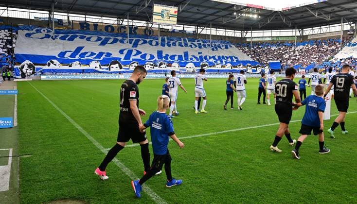10 05 2024 Soccer Season 2023 2024 2 Soccer Bundesliga 33 Matchday 1 FC Magdeburg FCM SpVgg Greuther Fürth Kleeblatt Sportfoto Zink xwoxzix DFL regulations prohibit any use of photographs as image sequences and or quasi video only for editorial use Niko Gießelmann Giesselmann 17, SpVgg Greuther Fürth runs a choreo choreography