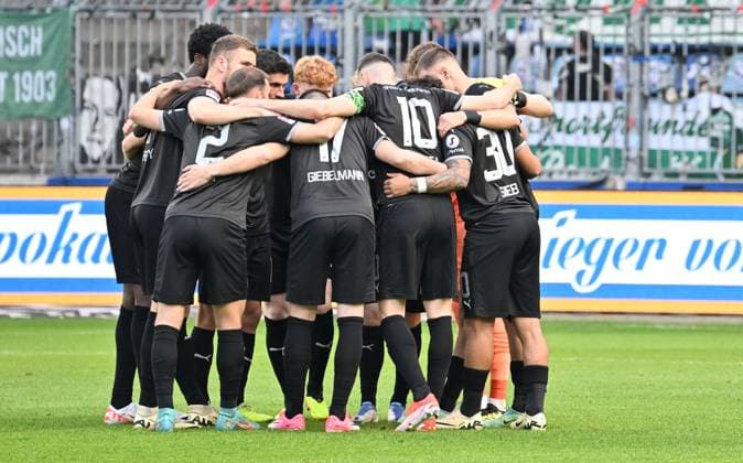 10 05 2024 Soccer Season 2023 2024 2 Soccer Bundesliga 33 Matchday 1 FC Magdeburg FCM SpVgg Greuther Fürth Kleeblatt Sportfoto Zink xwoxzix DFL regulations prohibit any use of photographs as image sequences and or quasi video only for editorial use Teamkreis Mannschaft Team Fürth