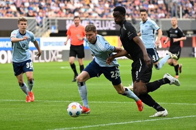 Paderborn, Home Deluxe Arena, 10 05 24, GER, Herren, 2 Bundesliga, Saison 2023 2024, SC Paderborn 07 Hamburger SV Bild v li im Zweikampf Ignace VAN DER BREMPT Hamburg und Ilyas ANSAH Paderborn Only for editorial use DFL regulations prohibit any use of photographs as image sequences and or quasi video NRW Deutschland