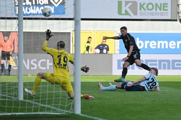 Paderborn, Home Deluxe Arena, 10 05 24, GER, Herren, 2 Bundesliga, Saison 2023 2024, SC Paderborn 07 Hamburger SV Bild Koen KOSTONS Paderborn macht das Tor zum 1 0 Only for editorial use DFL regulations prohibit any use of photographs as image sequences and or quasi video NRW Germany