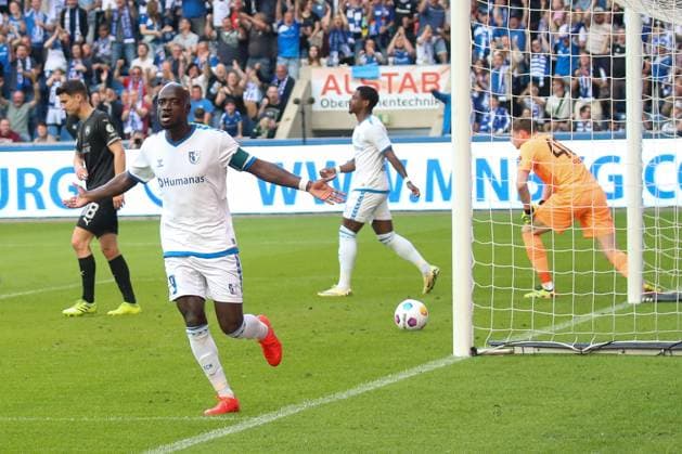 10 05 2024, xgox, Fussball 2 Bundesliga, 1 FC Magdeburg SpVgg Greuther Fuerth emspor, v l Amara Conde Magdeburg, 10 schiesst Tor, Torschuetze, erzielt Tor, Treffer, scores the goal Abseits DFL DFB REGULATIONS PROHIBIT ANY USE OF PHOTOGRAPHS as IMAGE SEQUENCES and or QUASI VIDEO Magdeburg