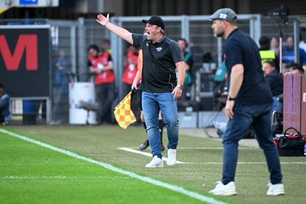 Paderborn, Home Deluxe Arena, 10 05 24, GER, Herren, 2 Bundesliga, Saison 2023 2024, SC Paderborn 07 Hamburger SV Bild v li Trainer Lukas KWASNIOK Paderborn und Trainer Steffen BAUMGART Hamburg Only for editorial use DFL regulations prohibit any use of photographs as image sequences and or quasi video NRW Germany