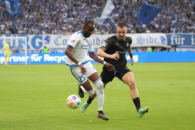10 05 2024, xgox, Soccer 2 Bundesliga, 1 FC Magdeburg SpVgg Greuther Fuerth emspor, v l Silas Gnaka Magdeburg, 25 , Tim Lemperle Fuerth, 19 DFL DFB REGULATIONS PROHIBIT ANY USE OF PHOTOGRAPHS as IMAGE SEQUENCES and or QUASI VIDEO Magdeburg