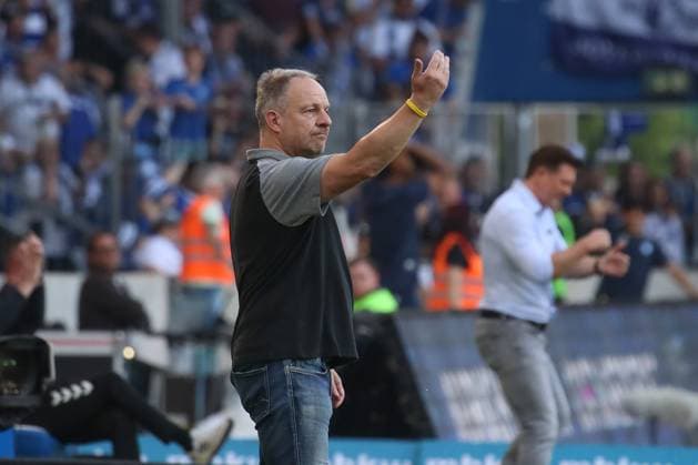 10 05 2024, xgox, Fußball 2 Bundesliga, 1 FC Magdeburg SpVgg Greuther Fuerth emspor, v l Alexander Zorniger Fuerth, Trainer gibt Anweisungen, gestikuliert mit den Armen, gesticulate, gives instructions DFL DFB REGULATIONS PROHIBIT ANY USE OF PHOTOGRAPHS as IMAGE SEQUENCES and or QUASI VIDEO Magdeburg