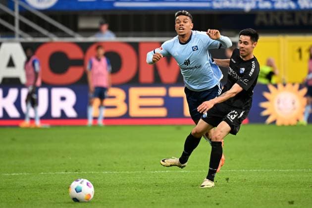 Paderborn, Home Deluxe Arena, 10 05 24, GER, Herren, 2 Bundesliga, Saison 2023 2024, SC Paderborn 07 Hamburger SV Bild v li im Zweikampf Ransford Yeboah KOENIGSDOERFFER Hamburg und Raphael OBERMAIR Paderborn Only for editorial use DFL regulations prohibit any use of photographs as image sequences and or quasi video NRW Deutschland