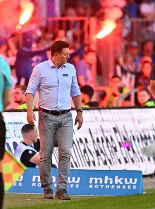 10 05 2024 Soccer Season 2023 2024 2 Soccer Bundesliga 33 Matchday 1 FC Magdeburg FCM SpVgg Greuther Fürth Kleeblatt Sportfoto Zink xwoxzix DFL regulations prohibit any use of photographs as image sequences and or quasi video only for editorial use Christian Titz Trainer FC Magdeburg Pyro Pyrotechnik Bengalos Bengalfackel Rauch