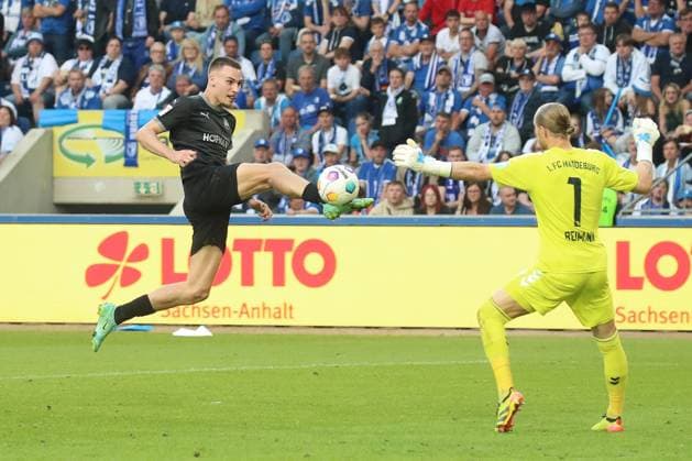 10 05 2024, xgox, Soccer 2 Bundesliga, 1 FC Magdeburg SpVgg Greuther Fuerth emspor, v l Tim Lemperle Fuerth, 19 , Dominik Reimann Magdeburg, 1 shot on goal, shoots the ball on goal, shot save, holds the ball, catches the ball, parries DFL DFB REGULATIONS PROHIBIT ANY USE OF PHOTOGRAPHS as IMAGE SEQUENCES and or QUASI VIDEO Magdeburg