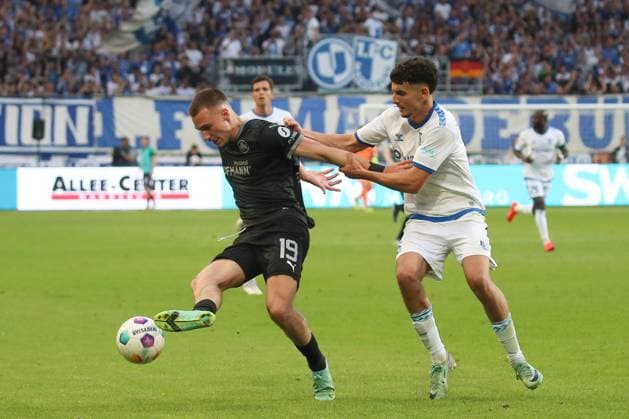 10 05 2024, xgox, Fußball 2 Bundesliga, 1 FC Magdeburg SpVgg Greuther Fuerth emspor, v l Tim Lemperle Fuerth, 19 , Daniel Elfadli Magdeburg, 6 Zweikampf, Duell, Kampf, tackle DFL DFB REGULATIONS PROHIBIT ANY USE OF PHOTOGRAPHS as IMAGE SEQUENCES and or QUASI VIDEO Magdeburg
