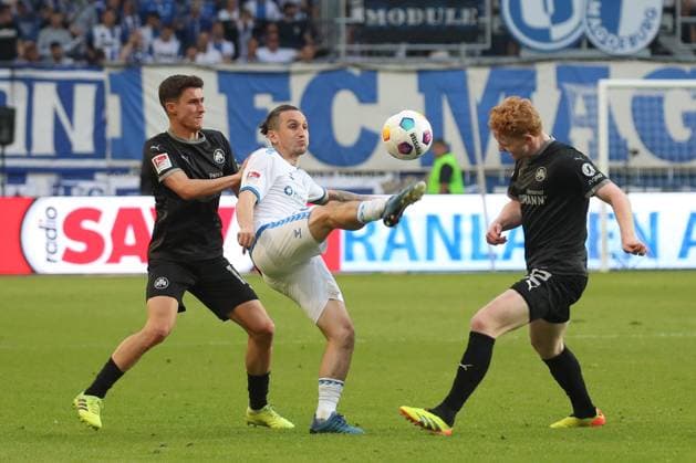 10 05 2024, xgox, Fußball 2 Bundesliga, 1 FC Magdeburg SpVgg Greuther Fuerth emspor, v l Marco Meyerhoefer Fuerth, 18 , Baris Atik Magdeburg, 23 , Robert Wagner Fuerth, 22 Zweikampf, Duell, Kampf, tackle DFL DFB REGULATIONS PROHIBIT ANY USE OF PHOTOGRAPHS as IMAGE SEQUENCES and or QUASI VIDEO Magdeburg