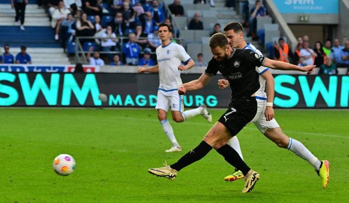 10 05 2024 Soccer Season 2023 2024 2 Soccer Bundesliga 33 Matchday 1 FC Magdeburg FCM SpVgg Greuther Fürth Kleeblatt Sportfoto Zink MeZi xmexzix DFL regulations prohibit any use of photographs as image sequences and or quasi video only for editorial use Torschuss Dennis Srbeny 7, SpVgg Greuther Fürth vor Andi Hoti 3, FC Magdeburg