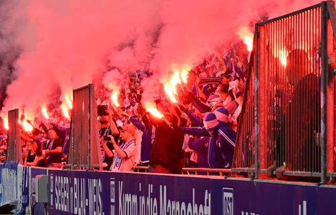 10 05 2024 Soccer Season 2023 2024 2 Soccer Bundesliga 33 Matchday 1 FC Magdeburg FCM SpVgg Greuther Fürth Kleeblatt Sportfoto Zink MeZi xmexzix DFL regulations prohibit any use of photographs as image sequences and or quasi video only for editorial use Feature Impression Symbolbild Symbolfoto Jubiläum Magdeburg Europapokal Europapokalsieger Pyro Pyrotechnik Bengalos Bengalfackel Rauch in der 74 Minute