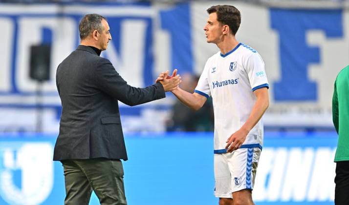 10 05 2024 Soccer Season 2023 2024 2 Soccer Bundesliga 33 Matchday 1 FC Magdeburg FCM SpVgg Greuther Fürth Kleeblatt Sportfoto Zink xwoxzix DFL regulations prohibit any use of photographs as image sequences and or quasi video only for editorial use Rachid Azzouzi Sportdirektor Geschäftsführer Sport SpVgg Greuther Fürth Tobias Müller Mueller 21, FC Magdeburg Handshake Handshake after the end of the match