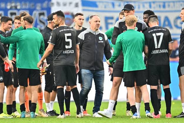 10 05 2024 Soccer Season 2023 2024 2 Soccer Bundesliga 33 Matchday 1 FC Magdeburg FCM SpVgg Greuther Fürth Kleeblatt Sportfoto Zink xwoxzix DFL regulations prohibit any use of photographs as image sequences and or quasi video only for editorial use Alexander Zorniger Trainer SpVgg Greuther Fürth bei Mannschaft Team after the end of the match