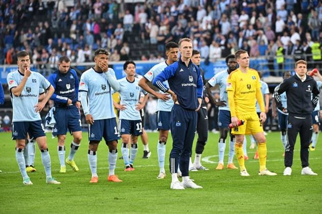 Paderborn, Home Deluxe Arena, 10 05 24, GER, Herren, 2 Bundesliga, Saison 2023 2024, SC Paderborn 07 Hamburger SV Bild Spieler des HSV unzufrieden vor Fankurve, Fans, Fanblock Only for editorial use DFL regulations prohibit any use of photographs as image sequences and or quasi video NRW Germany
