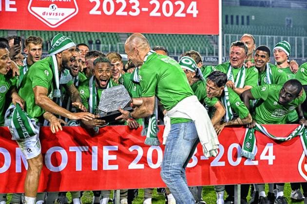 GRONINGEN, 10-05-2024, Stadion Euroborg, Dutch Keuken Kampioen Divisie, season 2023 2024. Match between FC Groningen and Roda JC. Groningen celebrates their promotion to the Eredivisie captain Leandro Bacuna lifts the shield , Arjen Robben (R) Groningen - Roda JC  x25194487x Copyright: