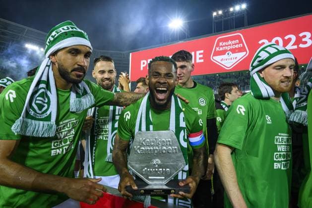 GRONINGEN - (l-r) FC Groningen player Marvin Peersman, FC Groningen player Leandro Bacuna celebrate the promotion after the Dutch Kitchen Champion Division match between FC Groningen and Roda JC at the Euroborg stadium on May 10, 2024 in Groningen, the Netherlands. ANP COR LASKER Keuken Kampioen Divisie 2023 2024 xVIxANPxSportx xxANPxIVx 498121058 originalFilename: 498121058.jpg