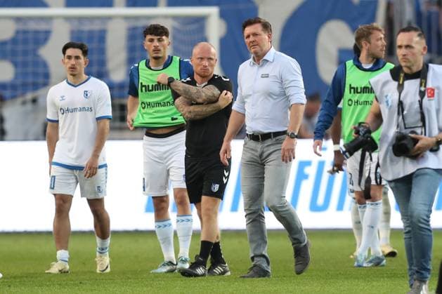 Coach Christian Titz 1 FC Magdeburg 2 Soccer Bundesliga Season 2023 2024 1 FC Magdeburg vs SpVgg Greuther Fürth at the MDCC Arena in Magdeburg Soccer,Man,Men,Germany,10 05 2024
