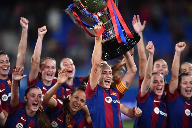 Bilder des Jahres 2024, Sport 05 Mai Sport Themen der Woche KW19 Sport Bilder des Tages LA LIGA F FC Barcelona, Barca v ATHLETICO DE BILBAO JOHAN CRUYFF STADIUM,BARCELONA. May 10,2024 FC BARCELONA vs ATLETICO DE BILBAO. May 10,2024 Alexia Putelles (11) of FC Barcelona with the cup at the celebration party for having won the league at the end of the match between FC Barcelona and Athletico de Bilbao corresponding to day twenty-seven of the La Liga F at the Johan Cruyff Stadium in Barcelona, Spain, on May 10, 2024. Barcelona ESP Copyright: xS.xRosx