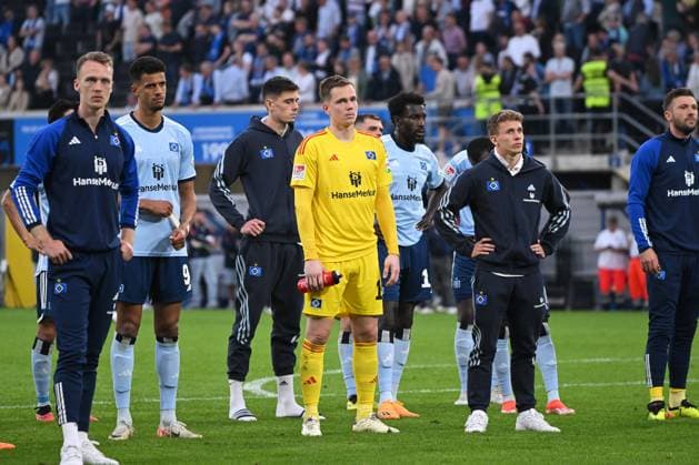 Paderborn, Home Deluxe Arena, 10 05 24, GER, Herren, 2 Bundesliga, Saison 2023 2024, SC Paderborn 07 Hamburger SV Bild Spieler des HSV unzufrieden vor Fankurve, Fans, Fanblock Only for editorial use DFL regulations prohibit any use of photographs as image sequences and or quasi video NRW Germany