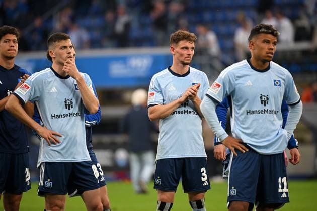 Paderborn, Home Deluxe Arena, 10 05 24, GER, Herren, 2 Bundesliga, Saison 2023 2024, SC Paderborn 07 Hamburger SV Bild v li Laszlo BENES Hamburg , Moritz HEYER Hamburg und Ransford Yeboah KOENIGSDOERFFER Hamburg Only for editorial use DFL regulations prohibit any use of photographs as image sequences and or quasi video NRW Germany
