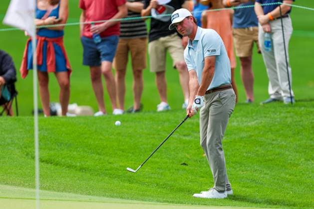 CHARLOTTE, NC - MAY 10: Austin Eckroat chips on to the first green during the second round of Wells Fargo Championship at Quail Hollow Club on May 10, 2024 in Charlotte, North Carolina. (Photo by David Jensen Icon Sportswire) GOLF: MAY 10 PGA, Golf Herren Wells Fargo Championship EDITORIAL USE ONLY Icon240510004