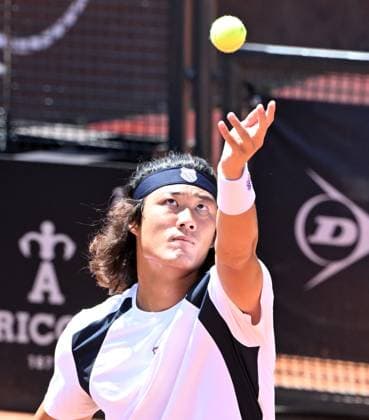 (240511) -- ROME, May 11, 2024 -- Zhang Zhizhen of China serves during the men s singles round of 64 match against Adrian Mannarino of France at Italian Open in Rome, Italy, May 10, 2024. (Photo by Alberto Lingria Xinhua) (SP)ITALY-ROME-TENNIS ATP, Tennis Herren ITALIAN OPEN AxErbeituo¡¤lingeliya 