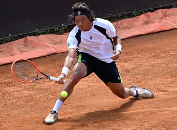 (240511) -- ROME, May 11, 2024 -- Zhang Zhizhen of China returns a shot during the men s singles round of 64 match against Adrian Mannarino of France at Italian Open in Rome, Italy, May 10, 2024. (Photo by Alberto Lingria Xinhua) (SP)ITALY-ROME-TENNIS ATP, Tennis Herren ITALIAN OPEN AxErbeituo¡¤lingeliya 
