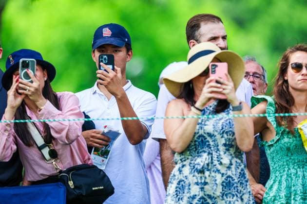 CHARLOTTE, NC - MAY 10: Fans watch the action from the second tee box during the second round of Wells Fargo Championship at Quail Hollow Club on May 10, 2024 in Charlotte, North Carolina. (Photo by David Jensen Icon Sportswire) GOLF: MAY 10 PGA, Golf Herren Wells Fargo Championship EDITORIAL USE ONLY Icon240510044