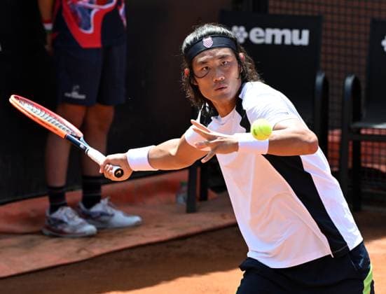 (240511) -- ROME, May 11, 2024 -- Zhang Zhizhen of China returns a shot during the men s singles round of 64 match against Adrian Mannarino of France at Italian Open in Rome, Italy, May 10, 2024. (Photo by Alberto Lingria Xinhua) (SP)ITALY-ROME-TENNIS ATP, Tennis Herren ITALIAN OPEN AxErbeituo¡¤lingeliya 