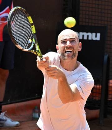 (240511) -- ROME, May 11, 2024 -- Adrian Mannarino of France returns a shot during the men s singles round of 64 match against Zhang Zhizhen of China at Italian Open in Rome, Italy, May 10, 2024. (Photo by Alberto Lingria Xinhua) (SP)ITALY-ROME-TENNIS ATP, Tennis Herren ITALIAN OPEN AxErbeituo¡¤lingeliya 