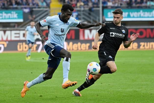 Paderborn, Home Deluxe Arena, 10 05 24, GER, Herren, 2 Bundesliga, Saison 2023 2024, SC Paderborn 07 Hamburger SV Bild v li im Zweikampf Bakery JATTA Hamburg und Marcel HOFFMEIER Paderborn Only for editorial use DFL regulations prohibit any use of photographs as image sequences and or quasi video NRW Deutschland