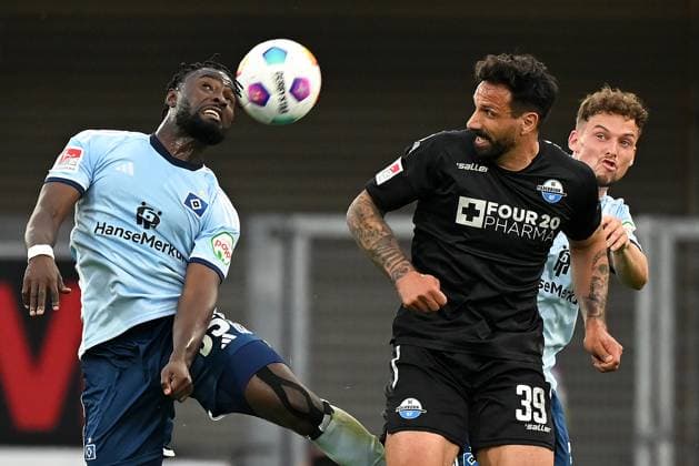 Paderborn, Home Deluxe Arena, 10 05 24, GER, Herren, 2 Bundesliga, Saison 2023 2024, SC Paderborn 07 Hamburger SV Bild v li im Zweikampf Stephan AMBROSIUS Hamburg und Adriano GRIMALDI Paderborn im Kopfball, Kopfballduell Only for editorial use DFL regulations prohibit any use of photographs as image sequences and or quasi video NRW Deutschland