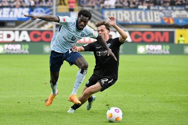 Paderborn, Home Deluxe Arena, 10 05 24, GER, Herren, 2 Bundesliga, Saison 2023 2024, SC Paderborn 07 Hamburger SV Bild v li im Zweikampf Bakery JATTA Hamburg und Aaron ZEHNTER Paderborn Only for editorial use DFL regulations prohibit any use of photographs as image sequences and or quasi video NRW Deutschland