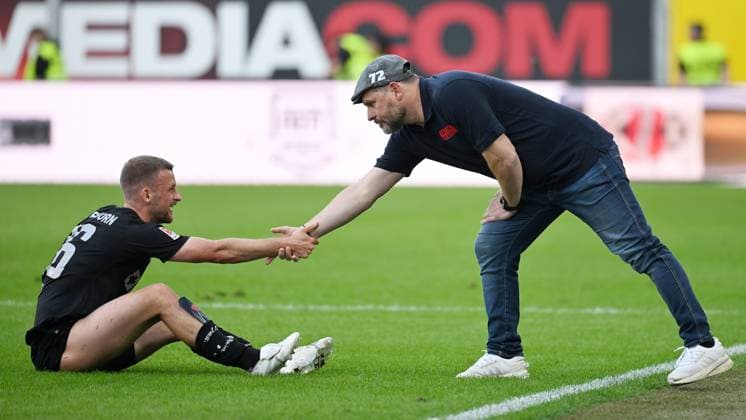 Paderborn, Home Deluxe Arena, 10 05 24, GER, Herren, 2 Bundesliga, Saison 2023 2024, SC Paderborn 07 Hamburger SV Bild v li Sebastian KLAAS Paderborn und Trainer Steffen BAUMGART Hamburg Only for editorial use DFL regulations prohibit any use of photographs as image sequences and or quasi video NRW Germany