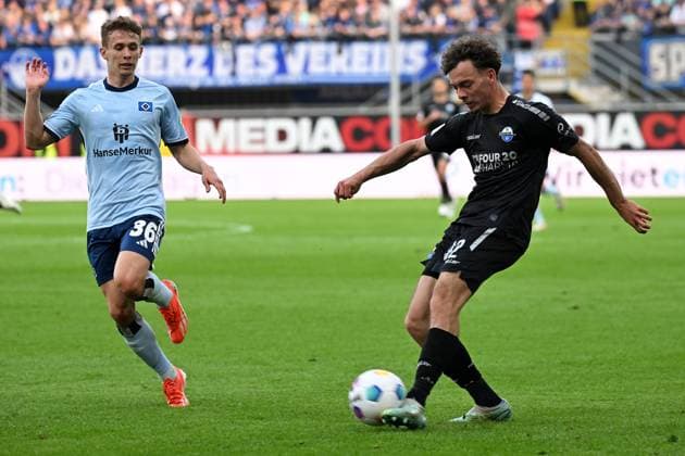 Paderborn, Home Deluxe Arena, 10 05 24, GER, Herren, 2 Bundesliga, Saison 2023 2024, SC Paderborn 07 Hamburger SV Bild v li im Zweikampf Anssi SUHONEN Hamburg und Aaron ZEHNTER Paderborn Only for editorial use DFL regulations prohibit any use of photographs as image sequences and or quasi video NRW Deutschland