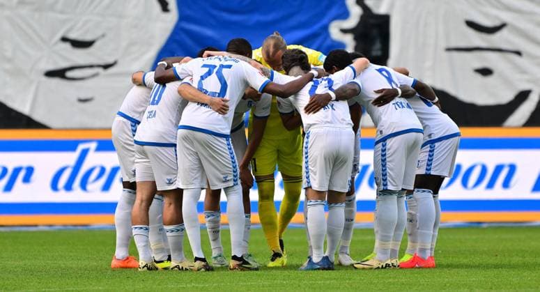 10 05 2024 Soccer Season 2023 2024 2 Soccer Bundesliga 33 Matchday 1 FC Magdeburg FCM SpVgg Greuther Fürth Kleeblatt Sportfoto Zink MeZi xmexzix DFL regulations prohibit any use of photographs as image sequences and or quasi video only for editorial use Teamkreis Mannschaft Team FCM mit Dominik Reimann 1, FC Magdeburg